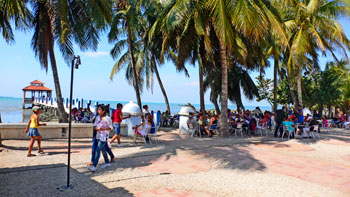 Groupe de citadins clbrant sur le Malecon un chaud 