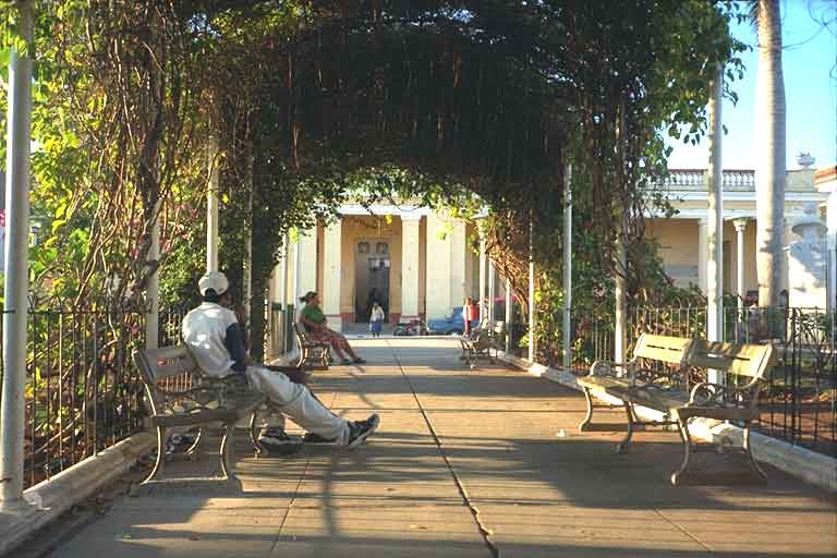 Parque Cespédes : au fond, l'hôtel de ville